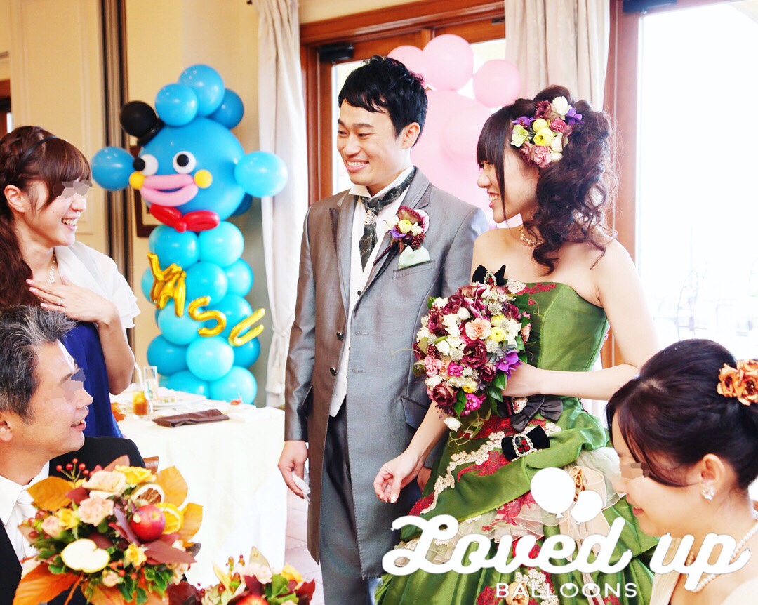 結婚式のお魚モチーフオリジナルバルーンアートタワーと新郎の名入れアルファベット