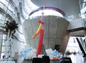 国立新美術館様巨大な実物大バルーンアート!カッパ6型ロケットのオブジェ