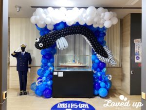 国立科学博物館様 高さ3メートルの高さで打ち寄せるの大きな波と、大波に乗るウナギのオブジェ