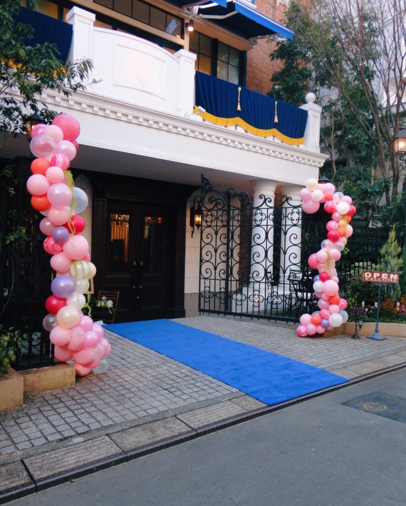 結婚式場の入り口を彩るバルーンガーランド装飾